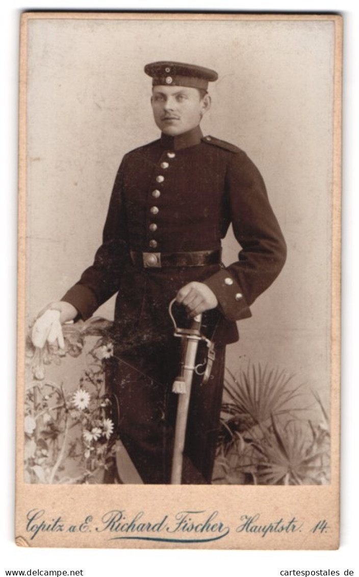 Fotografie Richard Fischer, Copitz A. E., Hauptstrasse 14, Junger Soldat In Uniform Mit Schirmmütze Und Säbel  - Personas Anónimos