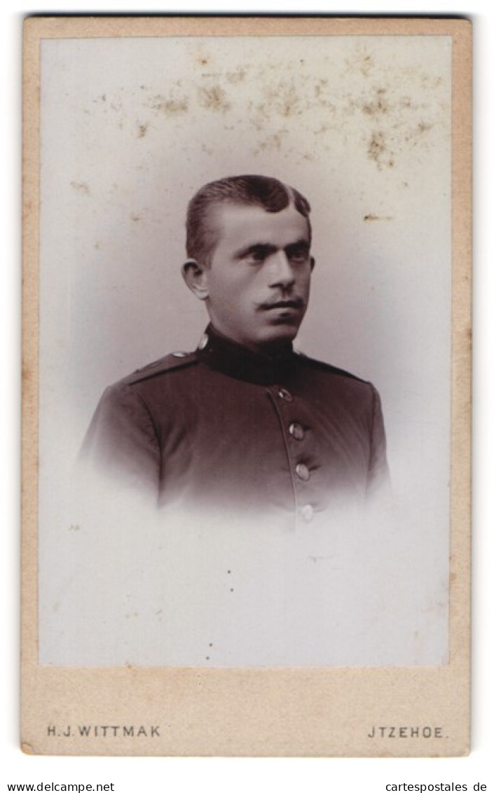 Fotografie H. J. Wittmak, Itzehoe, Paaschburg 52, Junger Soldat Des 9. Rgts. In Uniform Mit Gewichstem Seitenscheitel  - Anonieme Personen