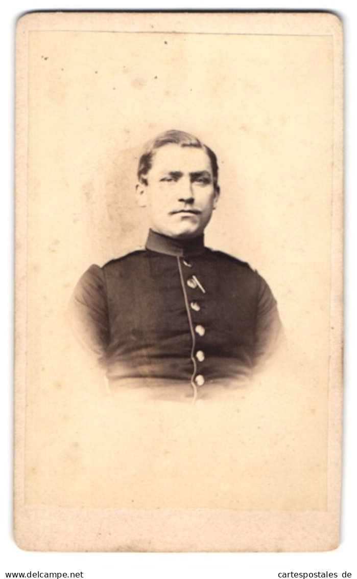 Fotografie Theodor Götting, Hannover, Schillerstrasse 24, Grimmig Drein Blickender Soldat In Uniform  - Anonieme Personen