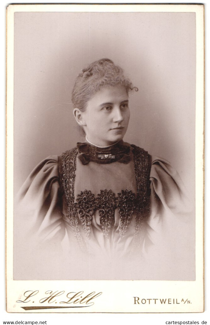 Fotografie L. H. Lill, Rottweil A. N., Junge Dame Im Bestickten Kleid Mit Kragenbrosche  - Anonieme Personen