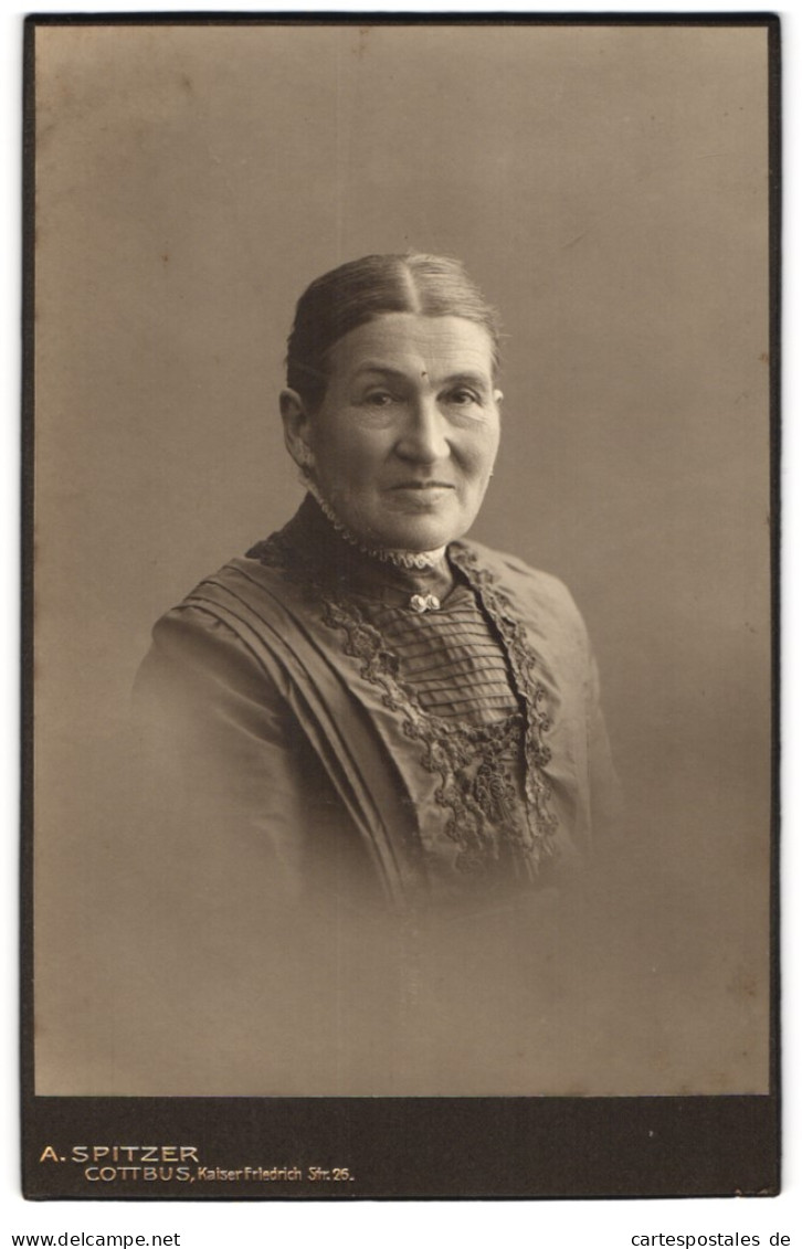 Fotografie A. Spitzer, Cottbus, Kaiser Friedrich Str. 26, Ältere Dame In Hübscher Kleidung  - Anonymous Persons