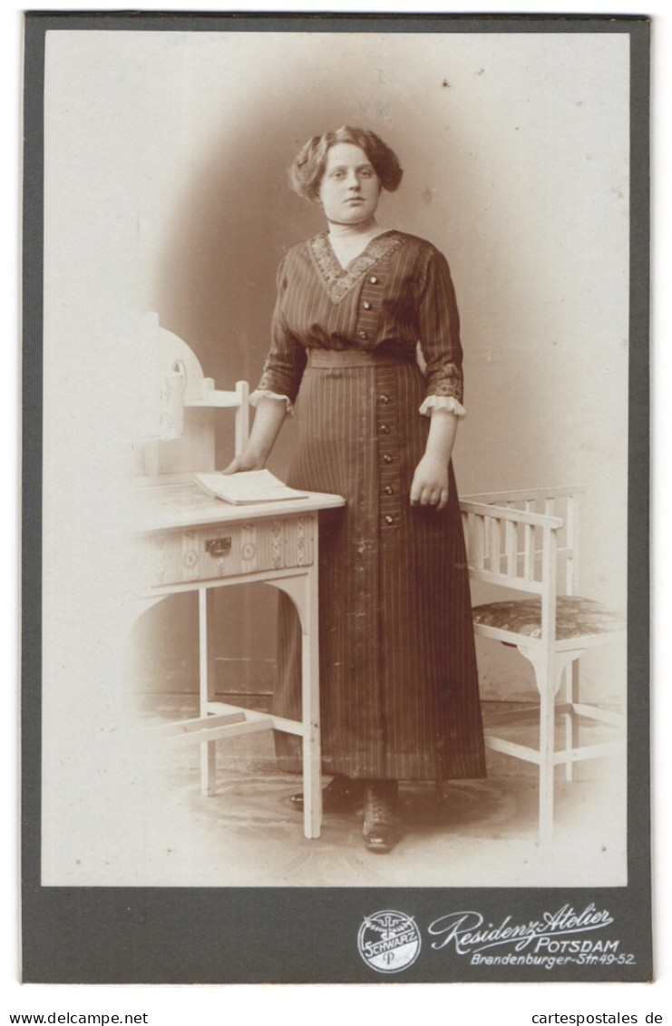 Fotografie Residenz-Atelier, Potsdam, Brandenburger-Str. 49-52, Junge Frau Im Kleid Mit Einem Buch  - Anonyme Personen