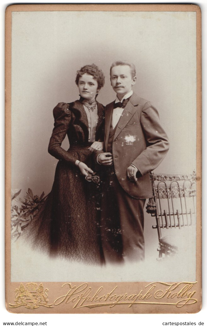 Fotografie J. F. Kolby, Chemnitz, König-Str. 21, Junges Paar In Eleganter Kleidung  - Anonymous Persons