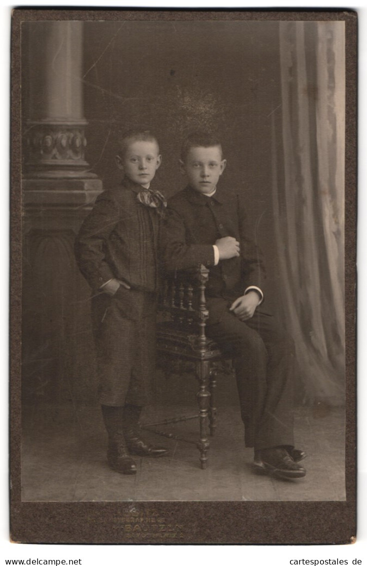 Fotografie Robert Kubitz, Bautzen, Postplatz 2, Zwei Jungen In Zeitgenössischer Kleidung  - Anonyme Personen