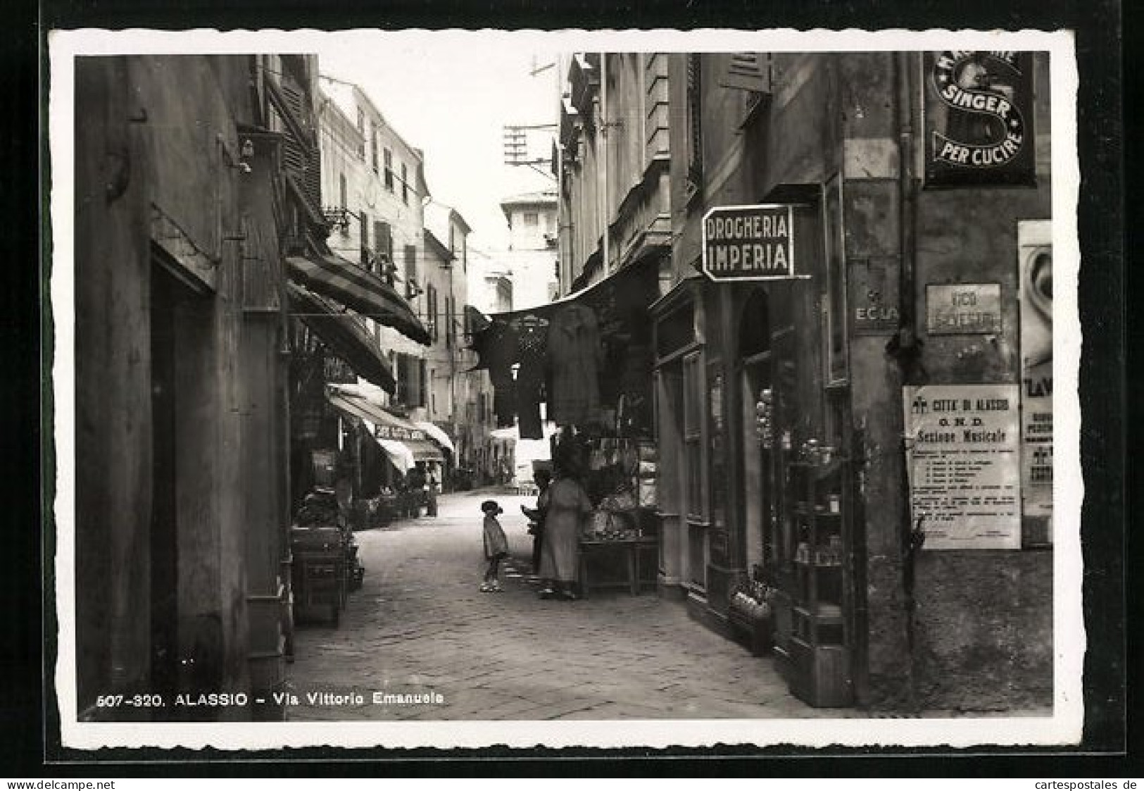 Cartolina Alassio, Via Vittorio Emanuele  - Otros & Sin Clasificación