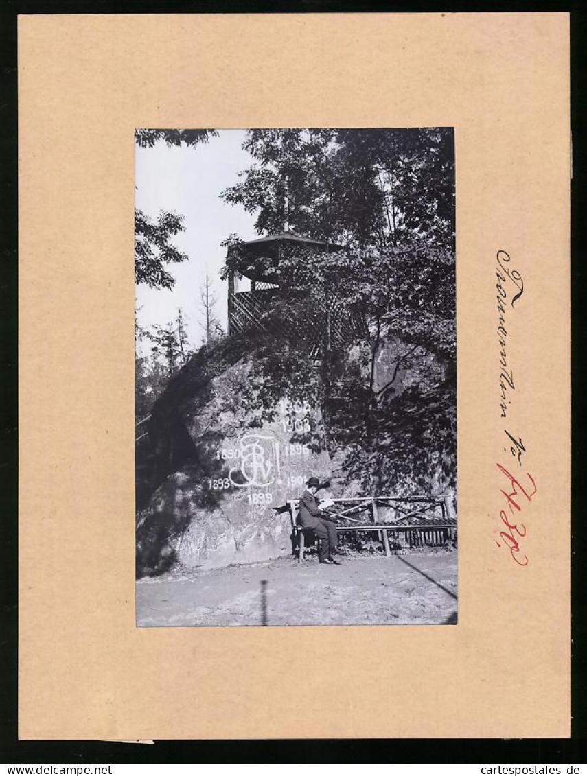 Fotografie Brück & Sohn Meissen, Ansicht Frauenstein I. Erzg., Herr Liesst Zeitung Auf Einer Bank Im Schlosspark  - Orte