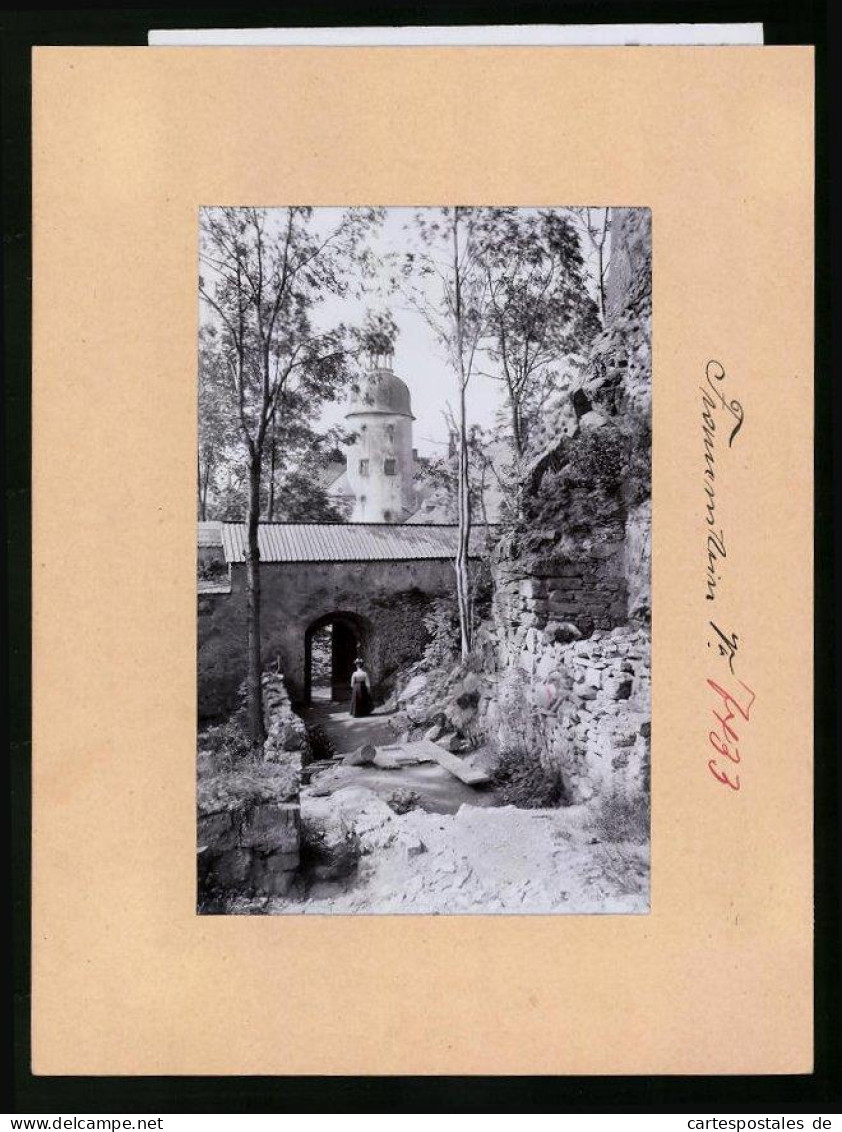 Fotografie Brück & Sohn Meissen, Ansicht Frauenstein I. Erzg., Frau Spaziert Am Schloss Entlang  - Lugares