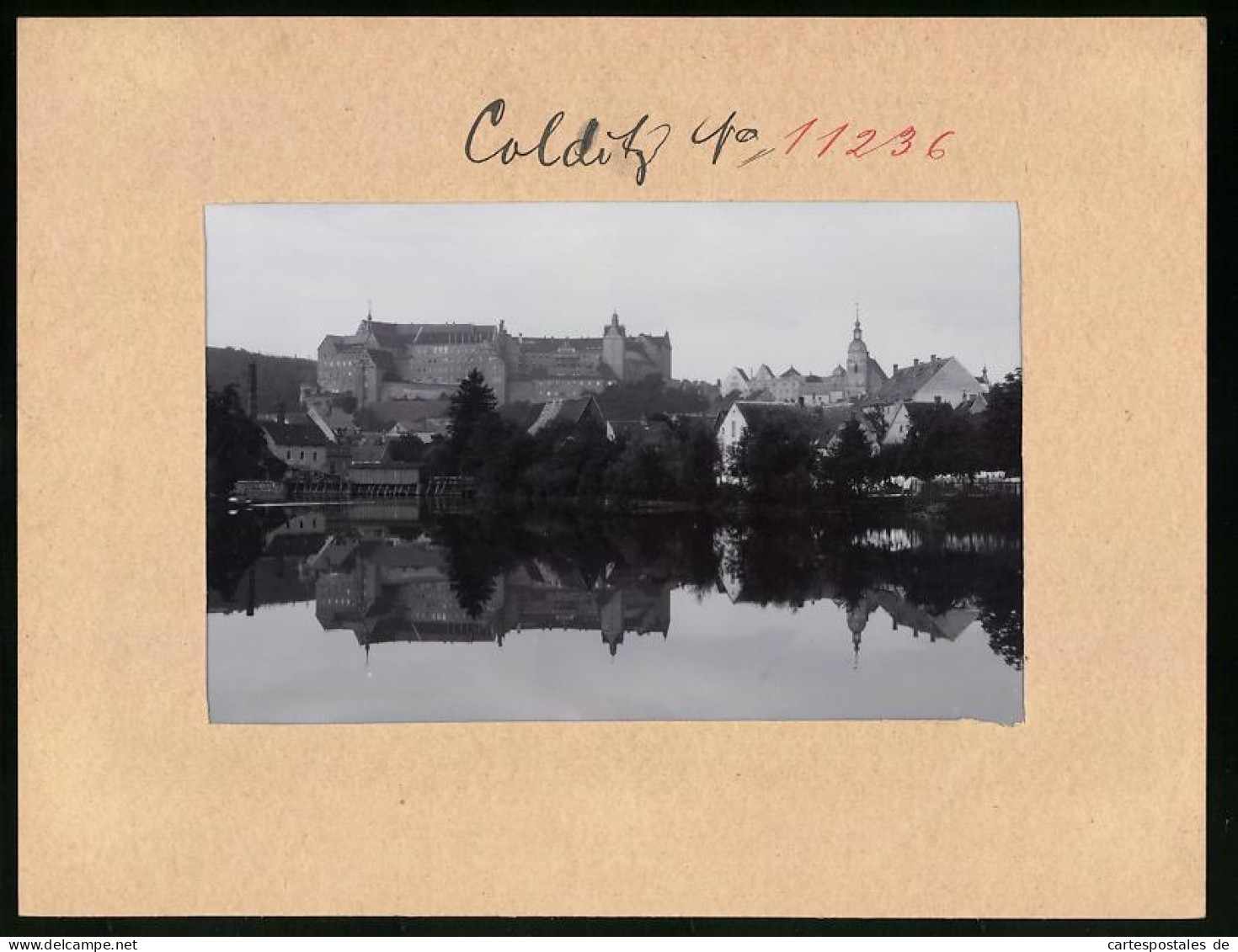 Fotografie Brück & Sohn Meissen, Ansicht Colditz, Schloss Spiegelt Sich Im Ruhigen Wasser  - Orte