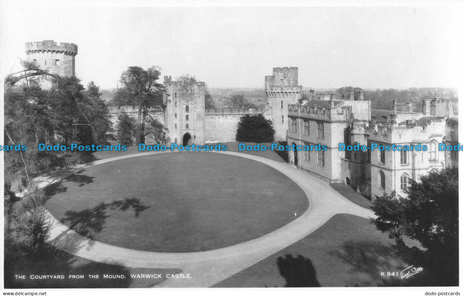 R090630 The Courtyard From The Mound. Warwick Castle. Walter Scott. RP - Mundo