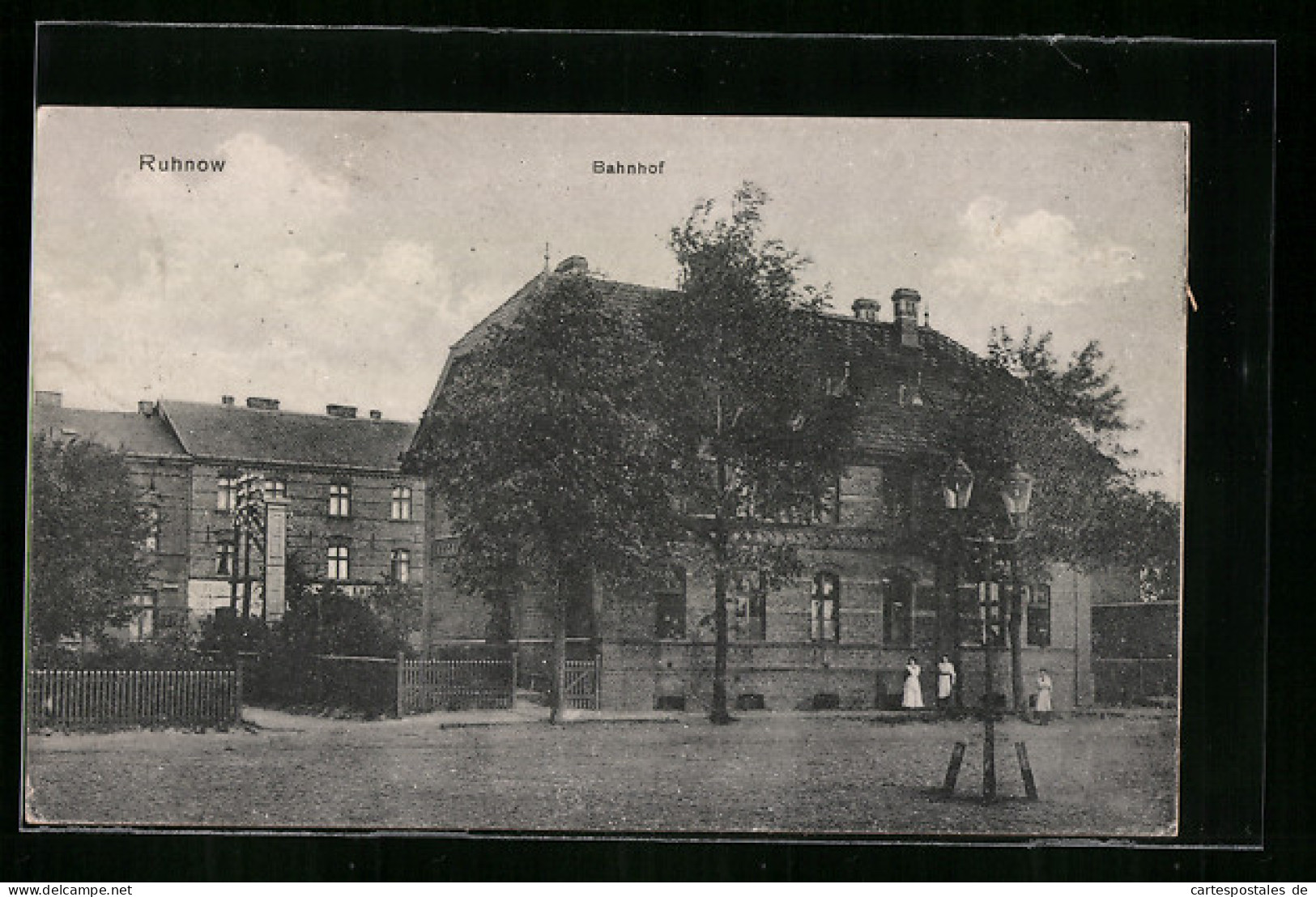 AK Ruhnow, Strassenpartie Am Bahnhof  - Pommern