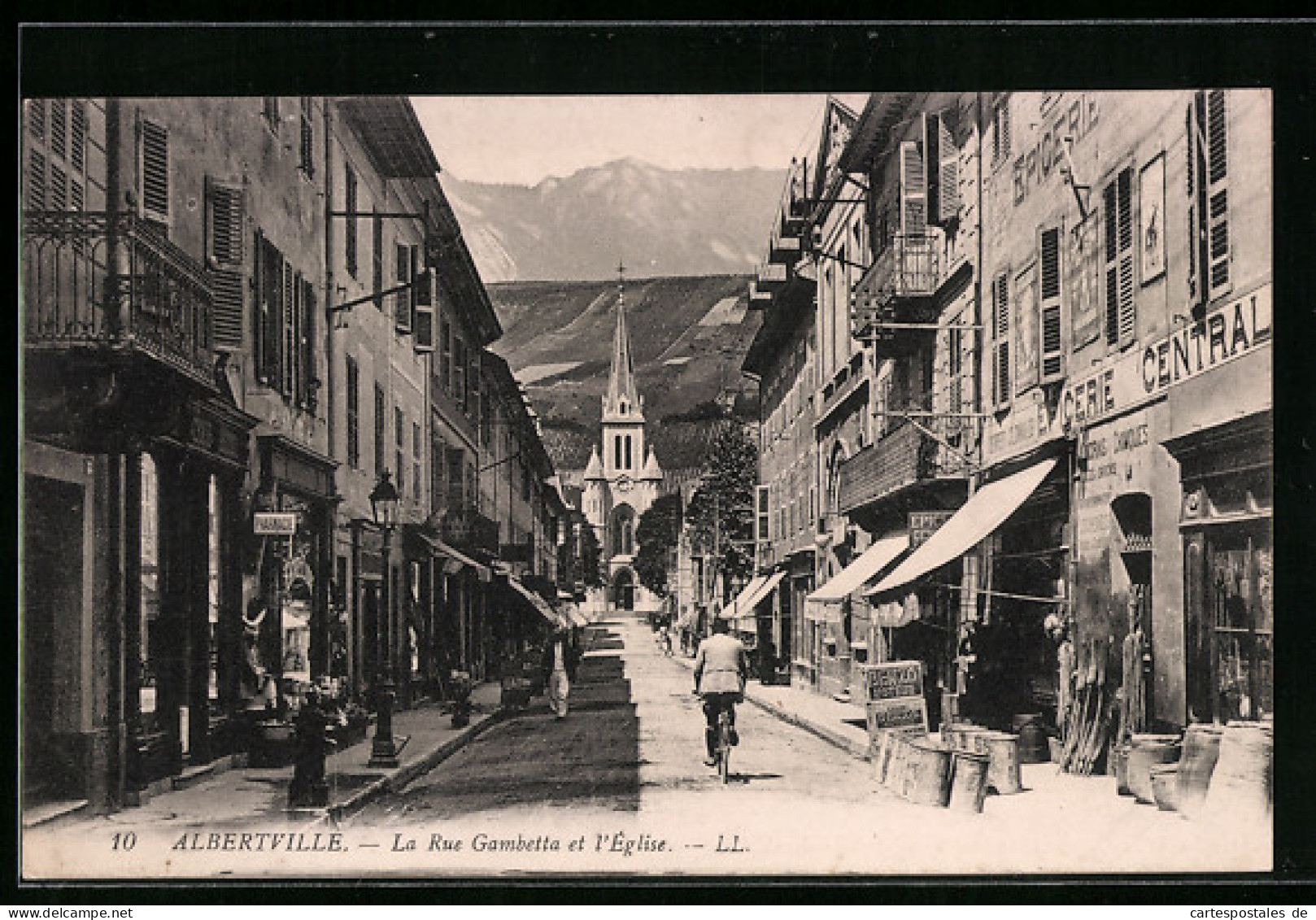 CPA Albertville, La Rue Gambetta Et L`Èglise  - Albertville