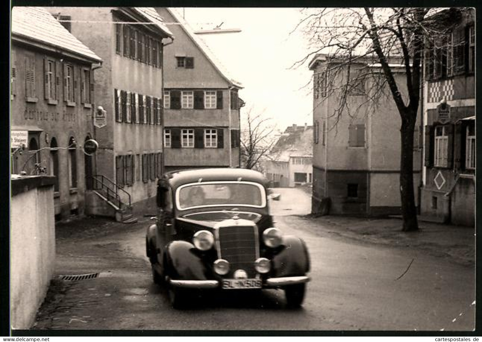 Fotografie Auto Mercedes Benz, Limousine Vor Einem Gasthaus  - Auto's