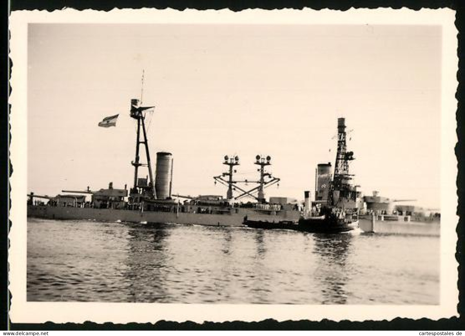 Fotografie Unbekannter Fotograf, Ansicht Hamburg-Blankenese, Kriegsschiff Argentinischer Kreuzer Zu Besuch  - Lieux