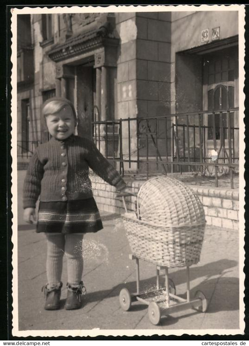 Fotografie Glückliches Mädchen Schiebt Ihren Puppenwagen  - Sonstige & Ohne Zuordnung