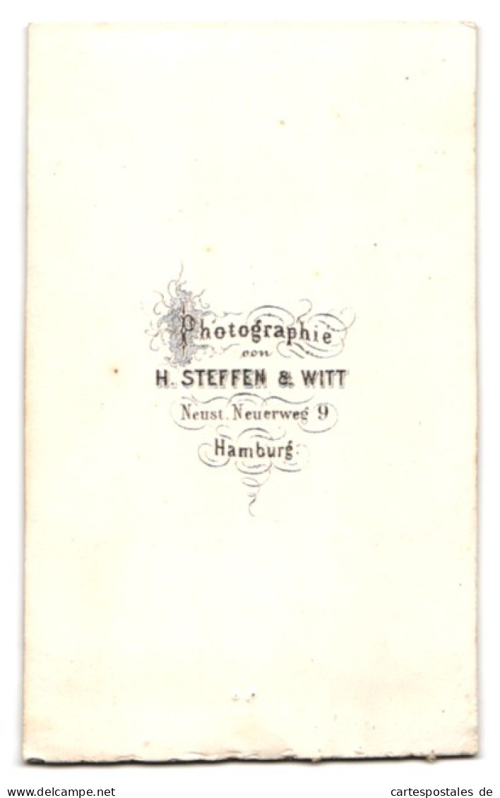 Fotografie H. Steffen & Witt, Hamburg, Schlanke Dame Im Sonntagskleid Beim Fotograf  - Anonyme Personen