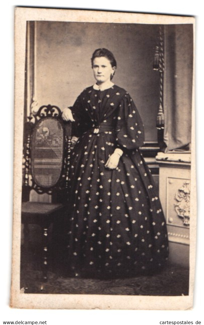 Fotografie J. Giese, Itzehoe, Dame Trägt Dunkeles Kleid Mit Floralem Muster  - Anonyme Personen