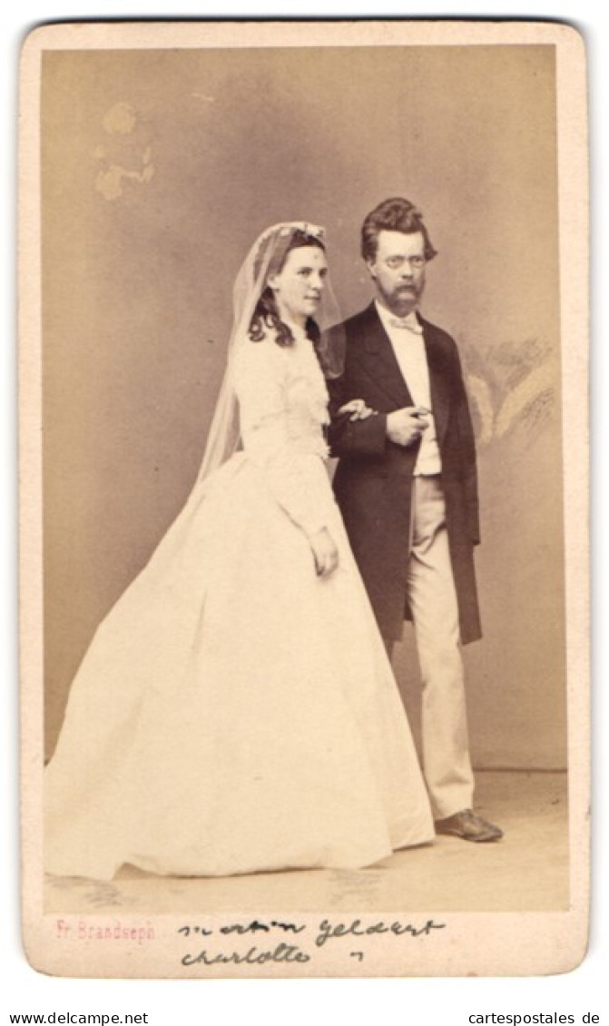 Fotografie F. Brandseph, Stuttgart, Hochzeitspaar Festlich Gekleidet Im Foto-Atelier  - Personnes Anonymes