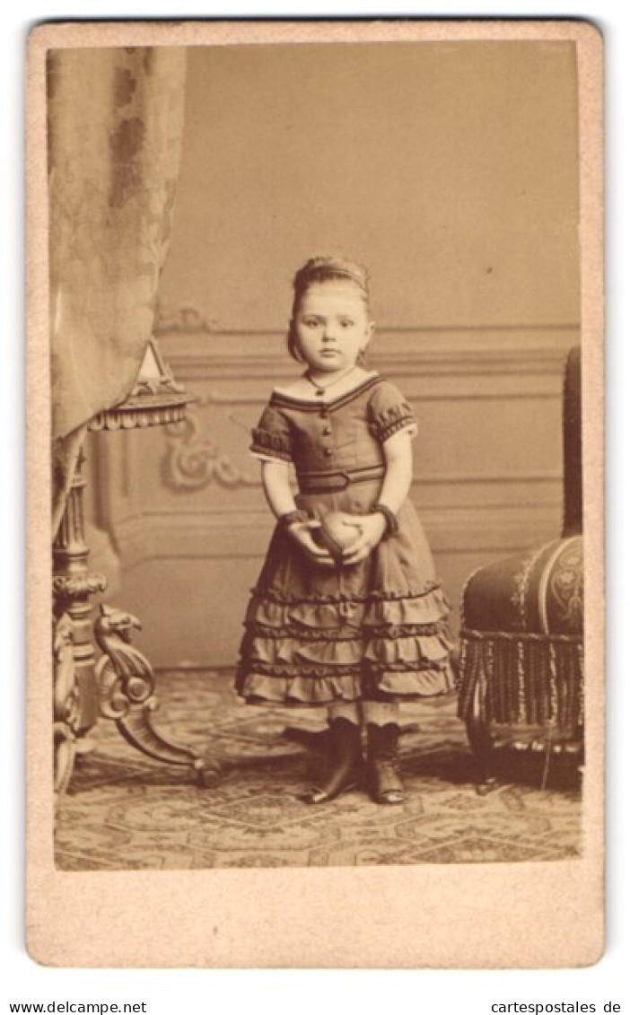 Fotografie F. E. Menzel, Berlin, Mädchen Mit Ball Im Kleid Beim Fotograf  - Anonyme Personen