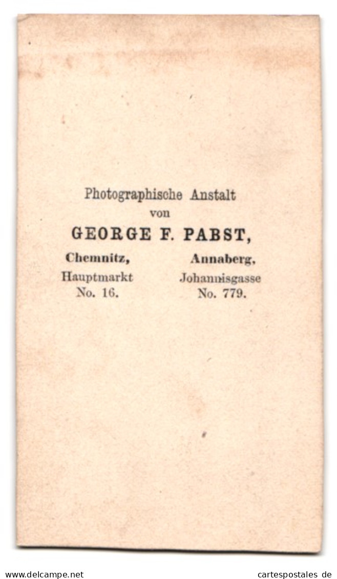 Fotografie George F. Pabst, Chemnitz, Herr Mit Halbglatze Im Mantel  - Anonyme Personen