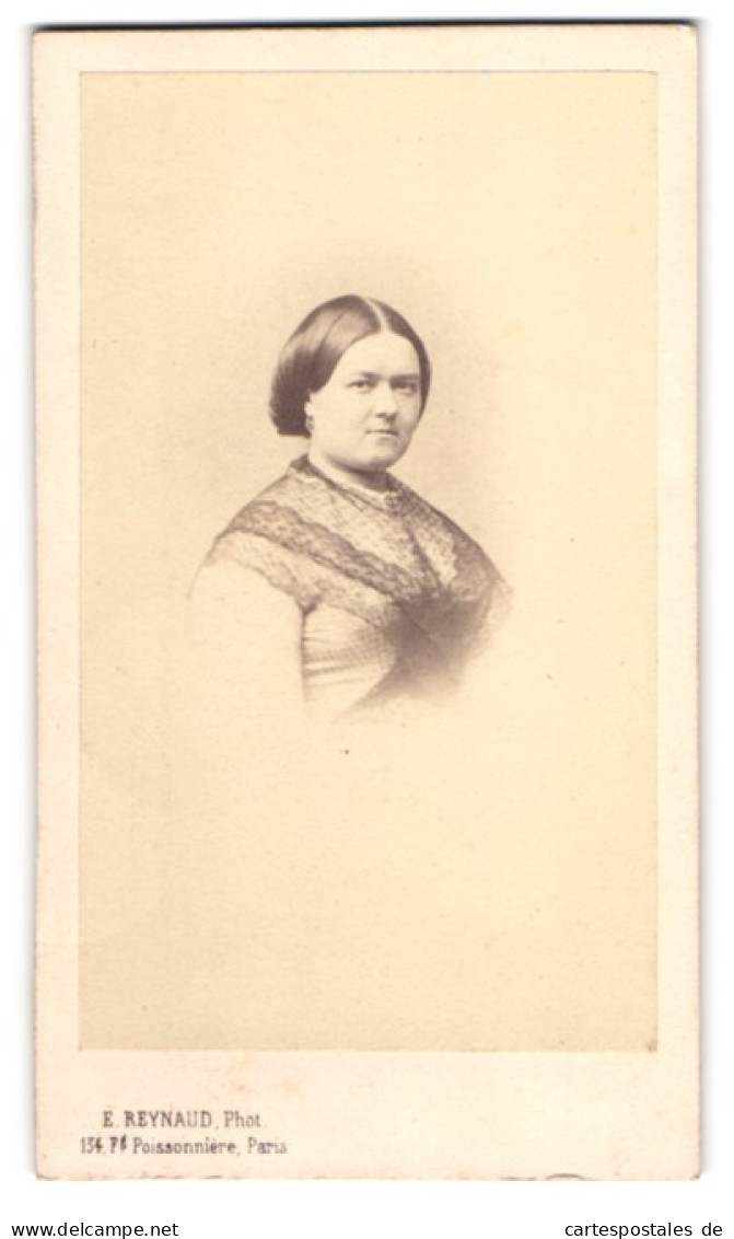 Photo E. Reynaud, Paris, Portrait De Beleibte Hausfrau Im Photo-Atelier  - Anonyme Personen