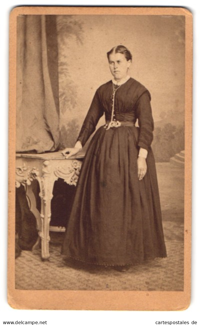 Fotografie Otto Zabuesnig, Kempten, Junge Dame Mit Halskette Im Tailierten Kleid  - Anonymous Persons