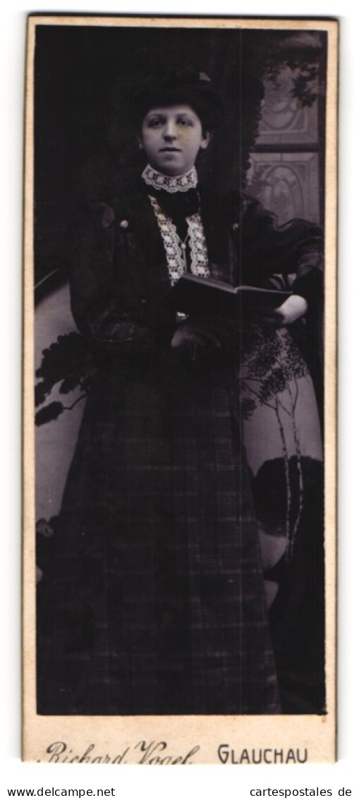 Fotografie Richard Vogel, Glauchau, Junge Frau Im Kleid Mit Buch  - Anonyme Personen