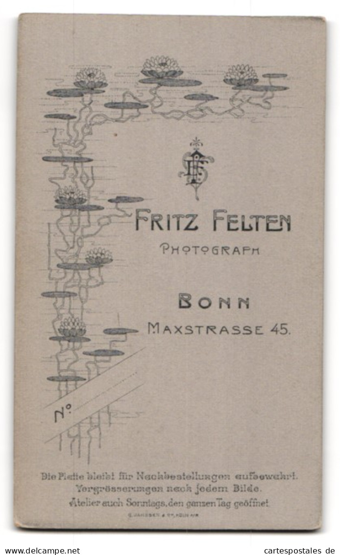 Fotografie Fritz Felten, Bonn, Maxstr. 45, Junge Dame Mit Kragenbrosche Und Halskette  - Anonieme Personen