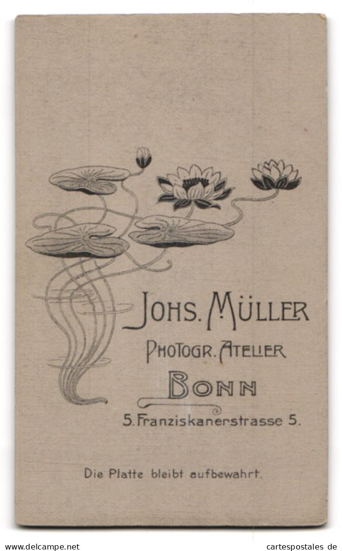 Fotografie Johs. Müller, Bonn, Franziskanerstr. 5, Junger Herr Im Anzug Mit Fliege  - Anonymous Persons