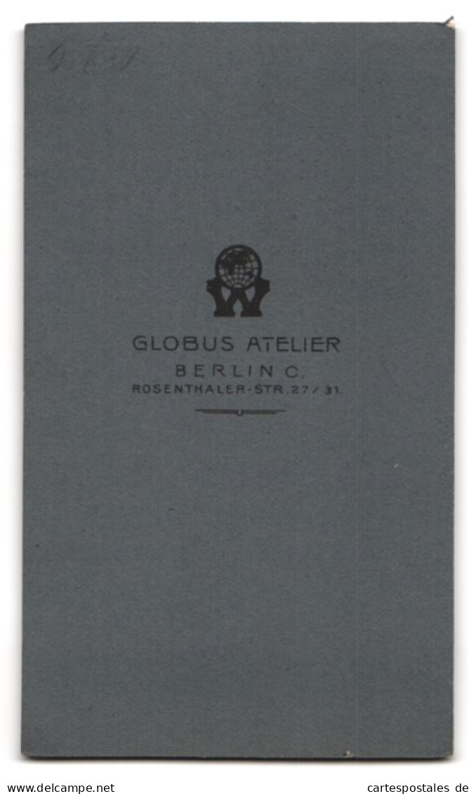 Fotografie Atelier Globus, Berlin, Rosenthaler Str. 27-31, Kind Im Weissen Kleid Steht Auf Stuhl  - Anonyme Personen