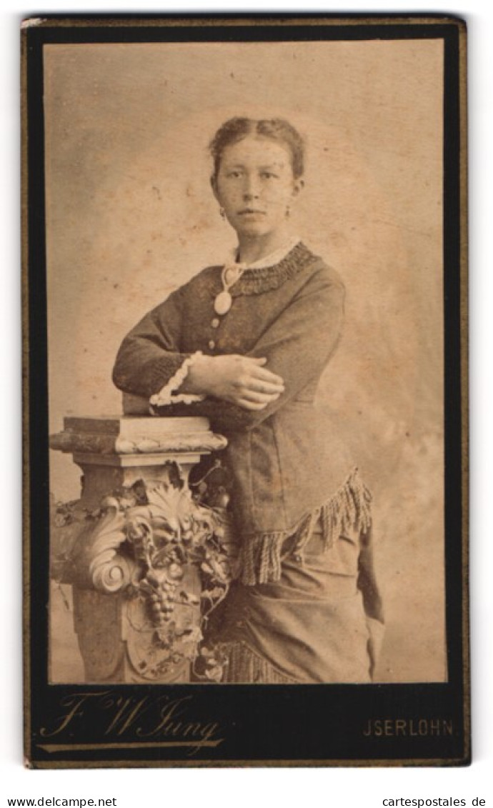Fotografie F. W. Jung, Iserlohn, Junge Dame In Hübscher Kleidung  - Anonyme Personen