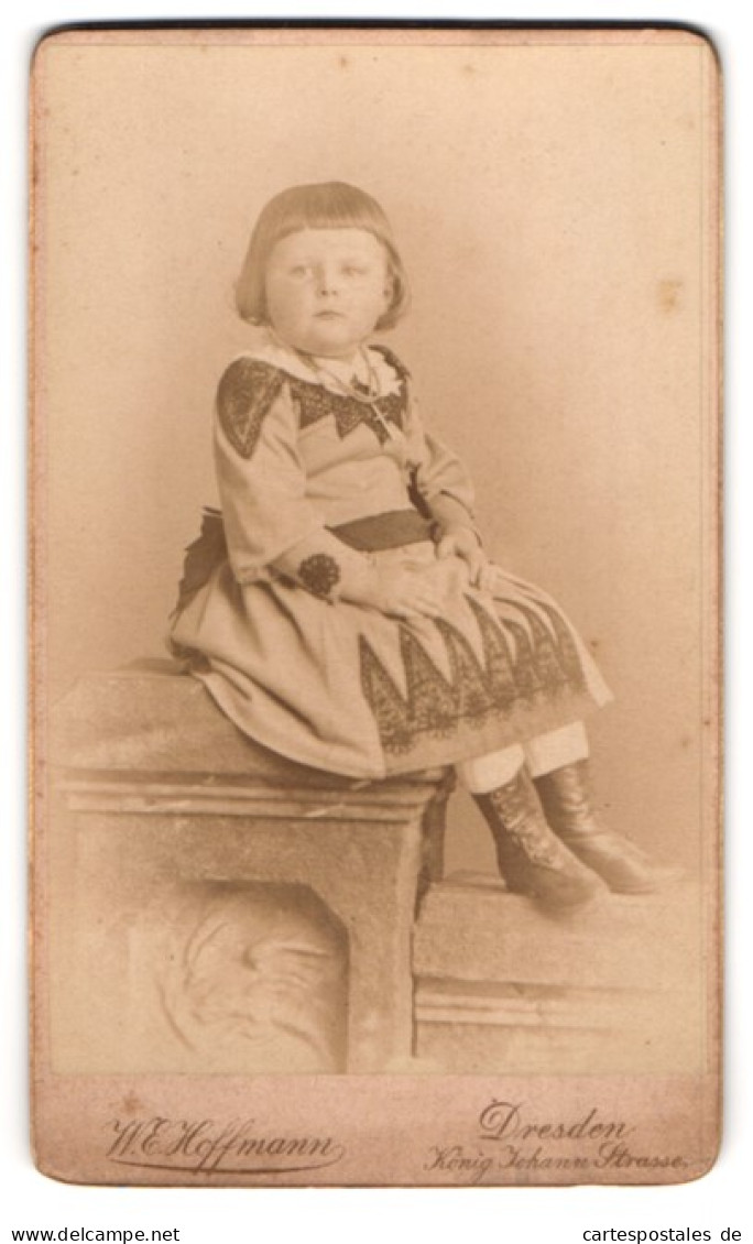 Fotografie W. E. Hoffmann, Dresden, König Johann-Strasse, Kleines Mädchen Im Modischen Kleid  - Anonyme Personen