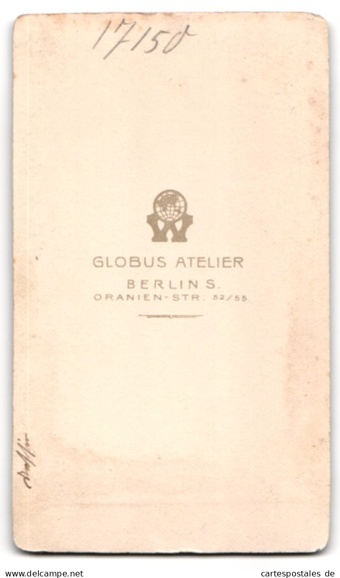 Fotografie Atelier Globus, Berlin, Oranien-Str. 52-55, Junge Frau Im Karierten Kleid Mit Buch  - Anonymous Persons