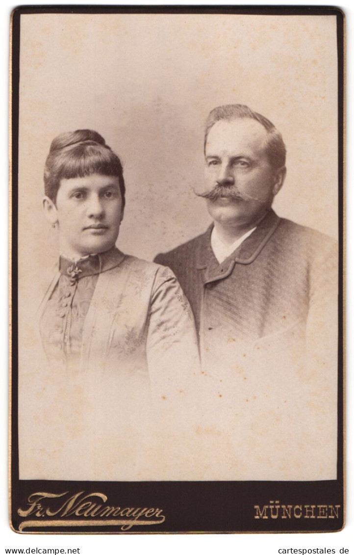 Fotografie Fr. Neumayer, München, Christophstrasse 4, Elegantes Gutbürgerliches Paar  - Anonieme Personen