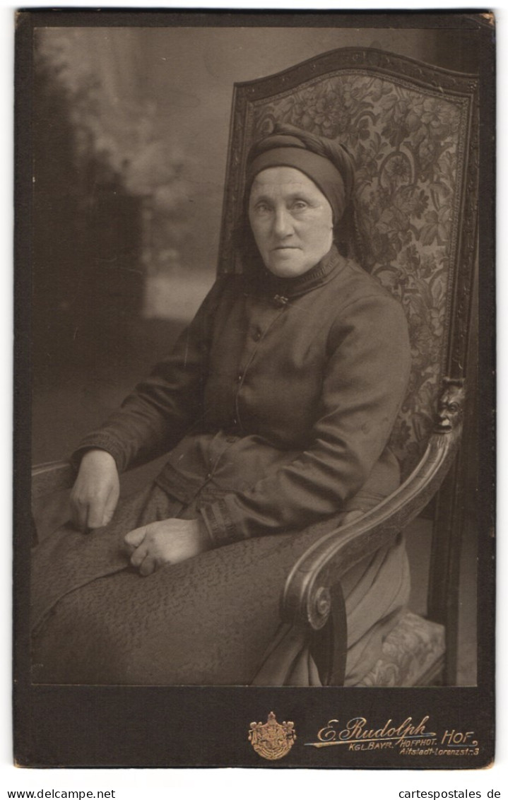 Fotografie E. Rudolph, Hof, Lorenzstrasse 3, Alte Frau In Schwarzem Kleid Mit Kopftuch  - Anonyme Personen