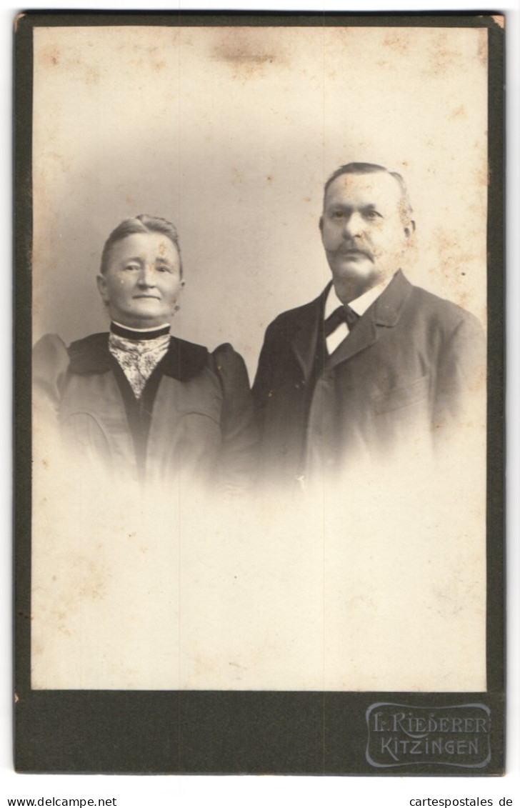 Fotografie L. Riederer, Kitzingen, Gutbürgerliches älteres Paar In Eleganter Kleidung  - Anonymous Persons