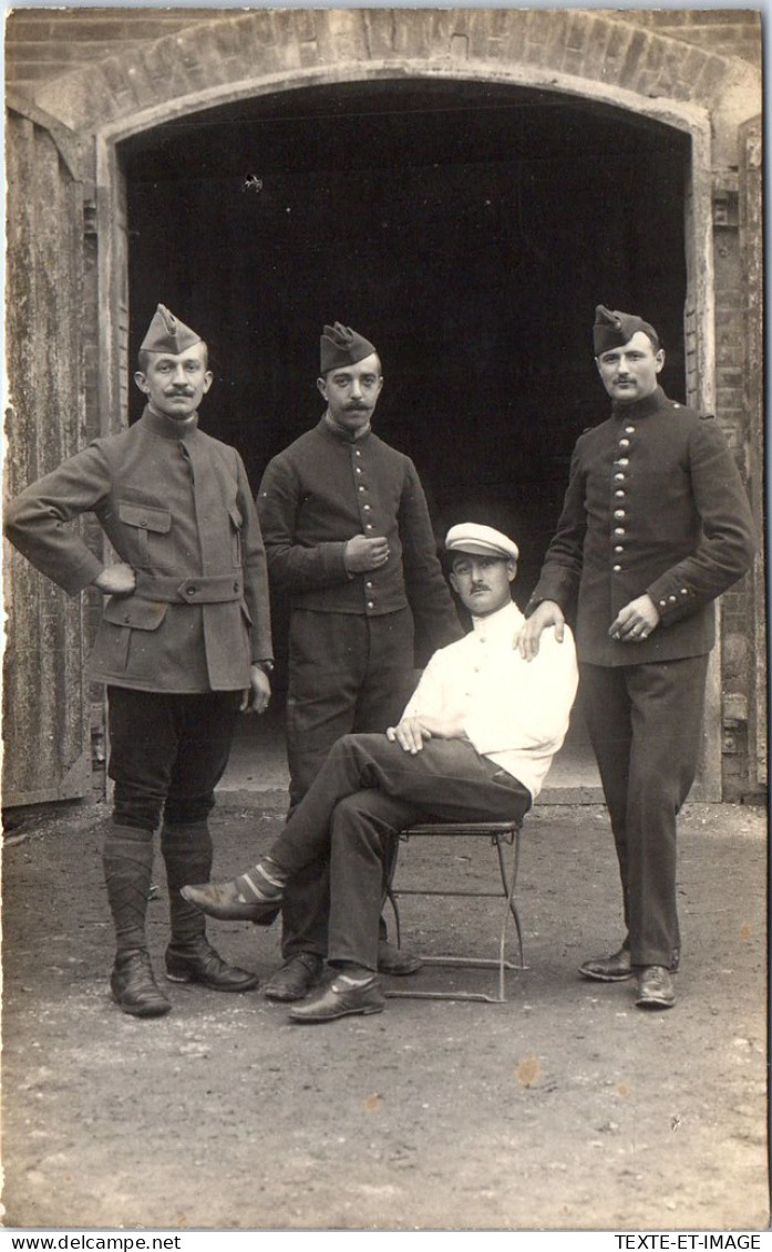 MILITARIA 14/18 CARTE PHOTO Camp D'AUSBURG - 4 Soldats  - Oorlog 1914-18