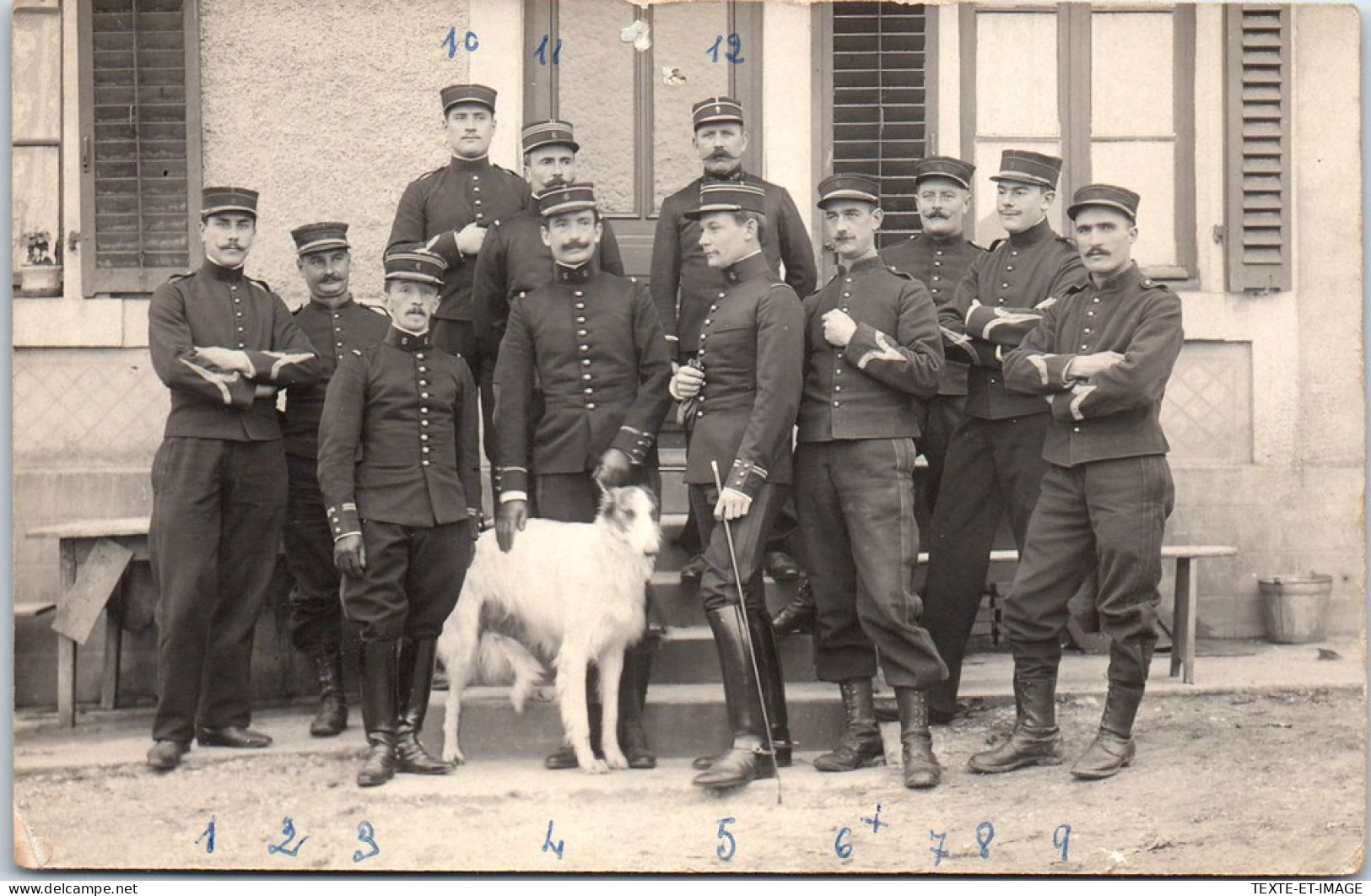 MILITARIA 14/18 CARTE PHOTO - Groupe De Soldats (6 Sur Le Kepi) - Weltkrieg 1914-18