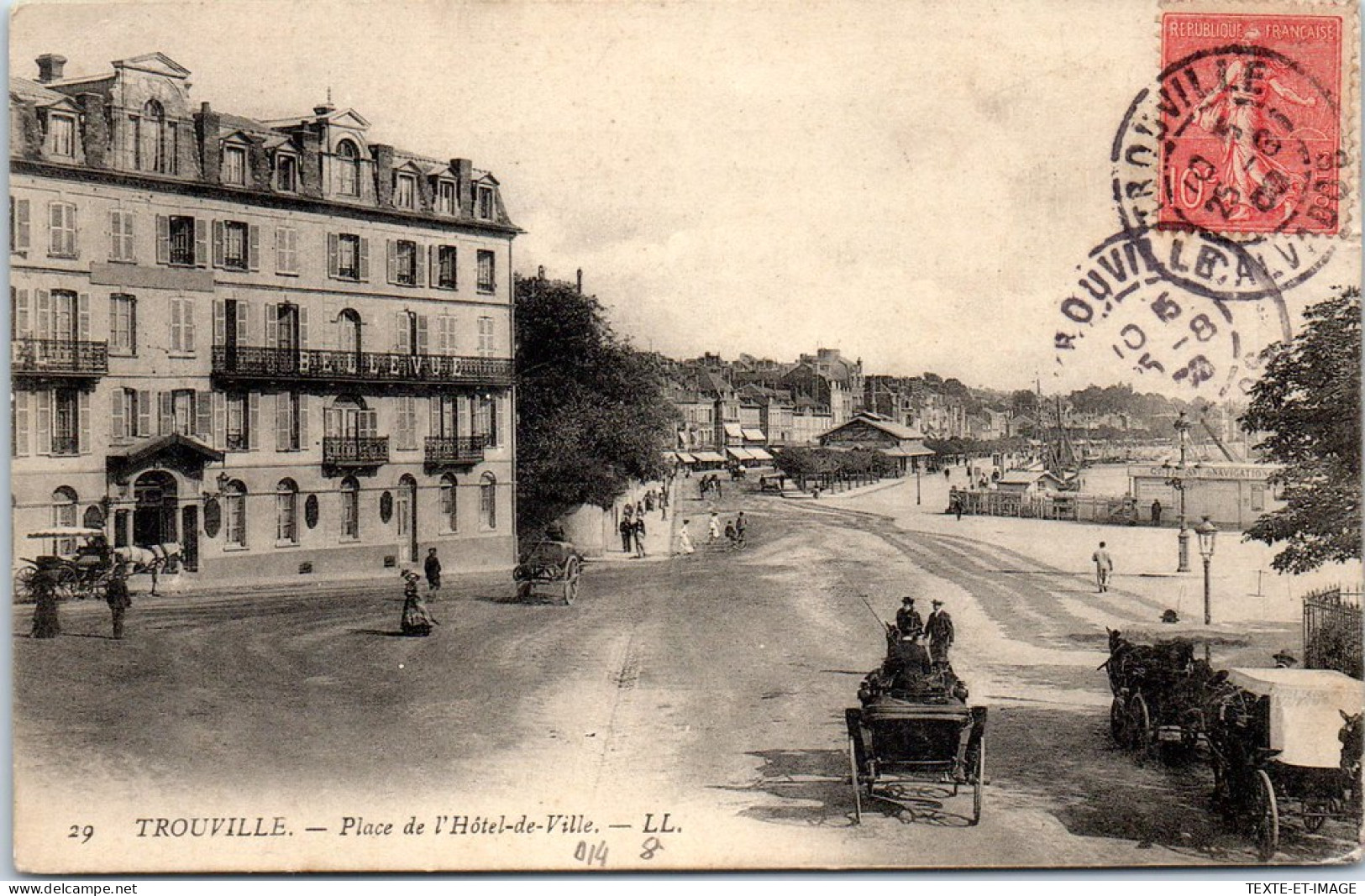 14 TROUVILLE - Vue De La Place De L'hotel De Ville. - Trouville