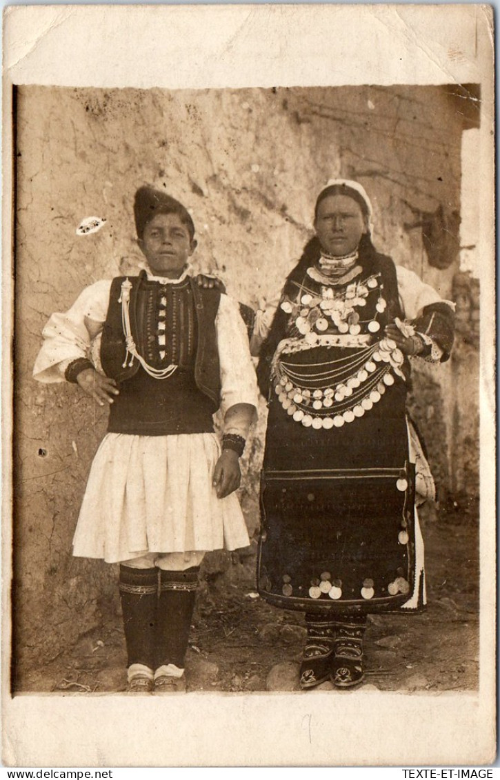 SERBIE - CARTE PHOTO - Couple En Costume Local  - Servië