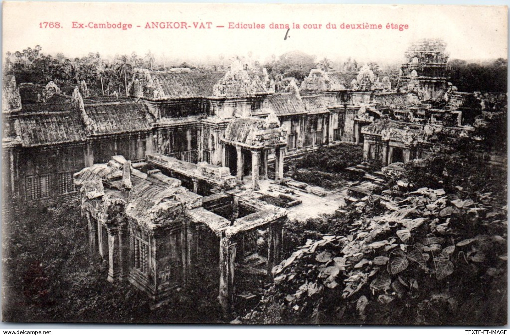 CAMBODGE - ANGKOR - Edicules Dans La Cour Du 2e Etg  - Camboya