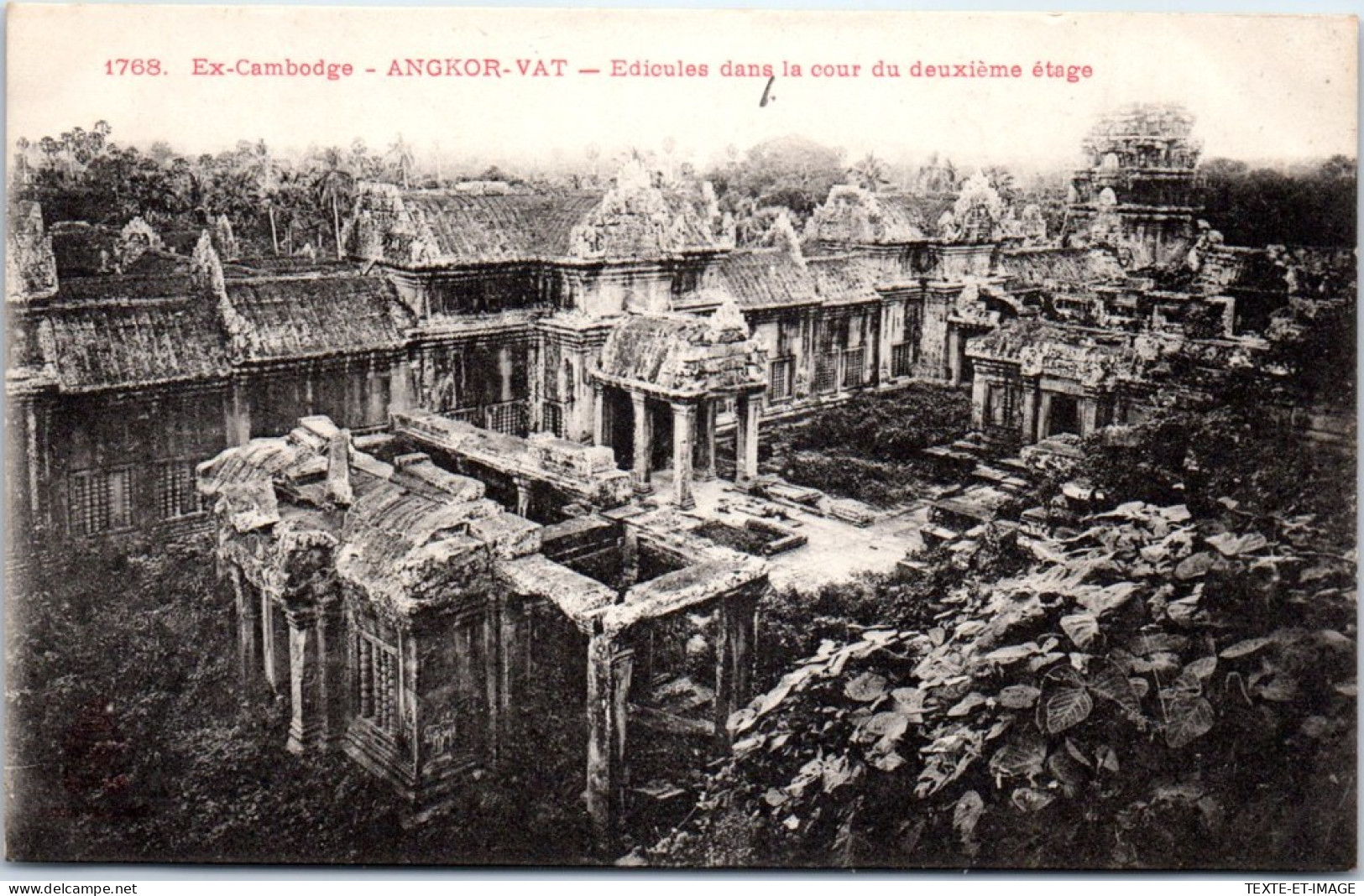 CAMBODGE - ANGKOR - Edicules Dans La Cour Du 2e Etg  - Cambodge