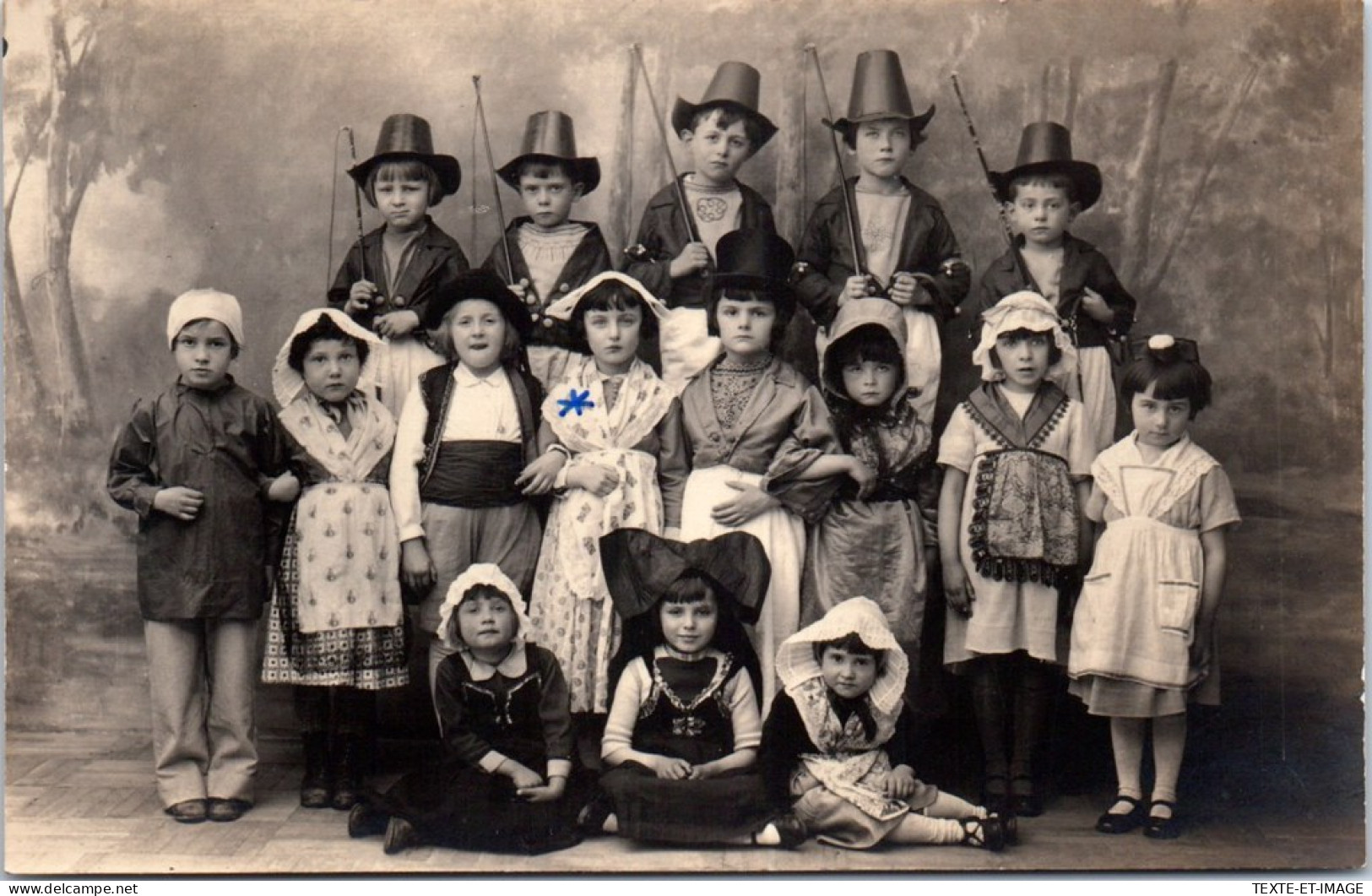 45 MALESHERBES - CARTE PHOTO - Enfants Costumes  - Malesherbes