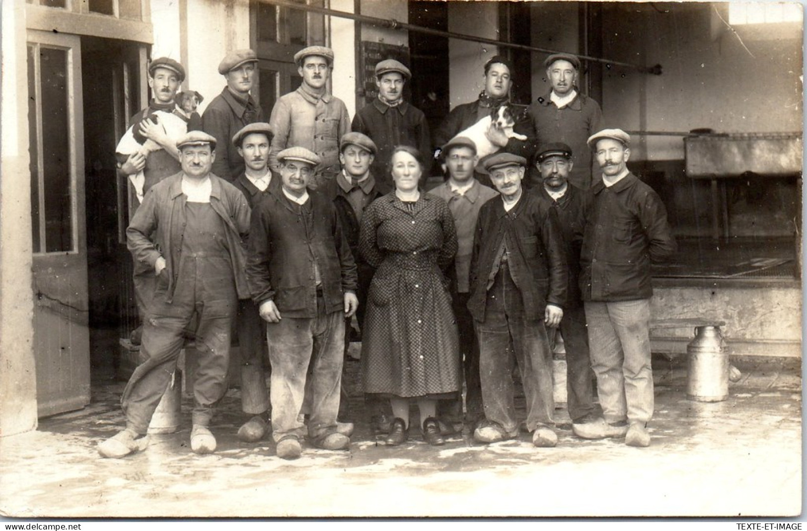 27 BREVAL - CARTE PHOTO - Personnels De La Laiterie [circa 1925] - Sonstige & Ohne Zuordnung