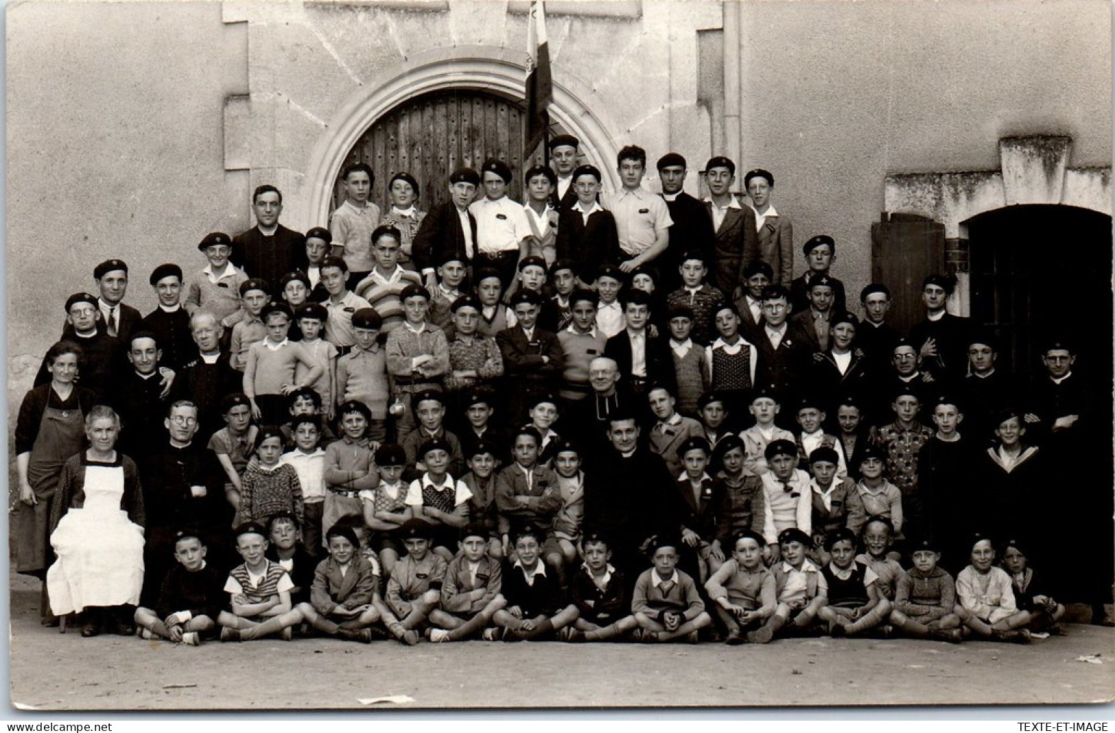 78  POISSY - CARTE PHOTO - Le Cercle Catholique.  - Poissy