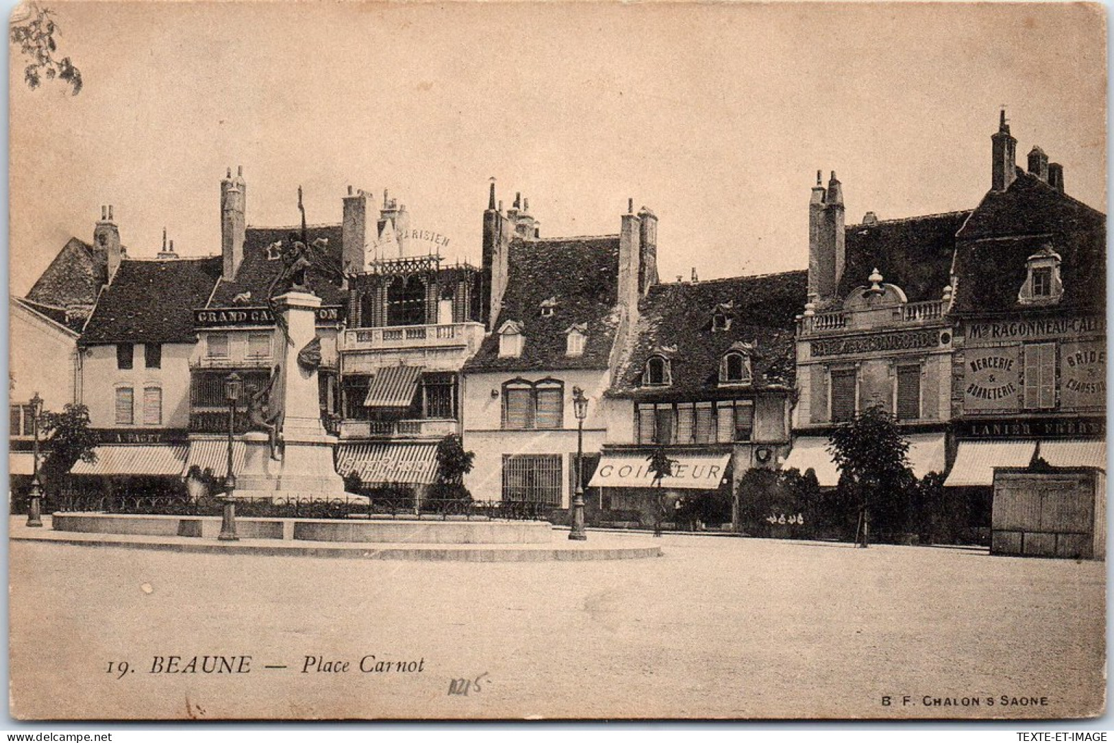 21 BEAUNE - Vue De La Place Carnot. - Beaune