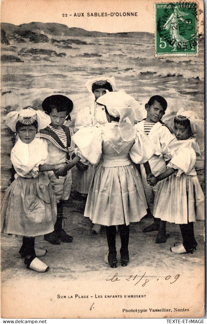 85 LES SABLES D'OLONNE - Enfants S'amusent Sur La Plage  - Sables D'Olonne