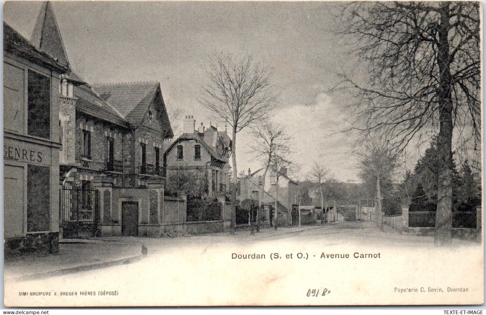 91 DOURDAN - L'avenue Carnot. - Dourdan