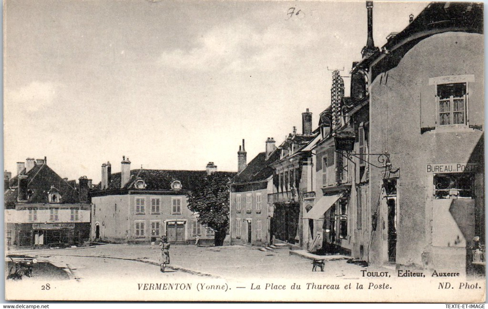 89 VERMENTON - La Place Du Thureau Et La Poste - Vermenton