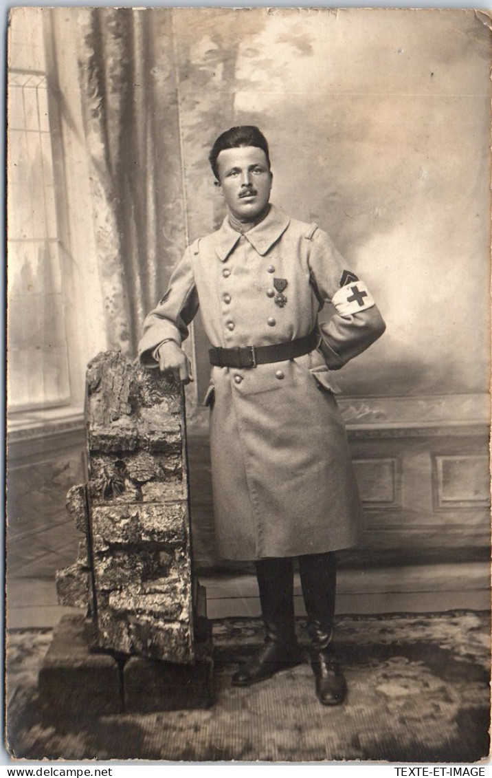 MILITARIA 1914/1918 - CARTE PHOTO - Infirmier Medaille - Weltkrieg 1914-18