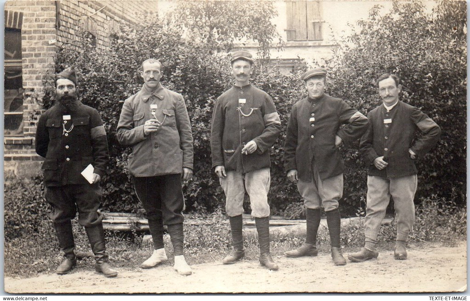 MILITARIA 1914/1918 - CARTE PHOTO - 5 Prisonniers En Allemagne  - Oorlog 1914-18